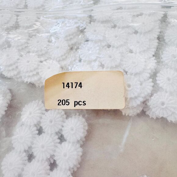 204pc White Venise Lace Rosette Appliqués Wagon-Wheel Daisies Bridal/Sewing Trim - Picture 7 of 7